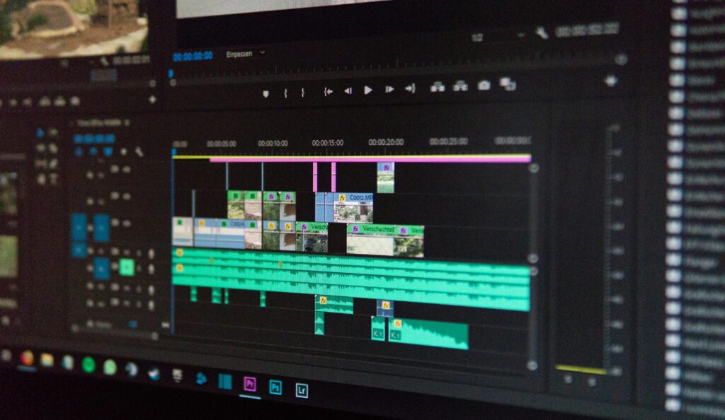 Fotografía de monitor mostrando la linea de tiempo de adobe premeiere